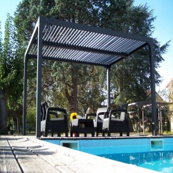 Pergola bioclimatica antracite alluminio 10,80 m2 e Tetto con doghe ovali Habrita