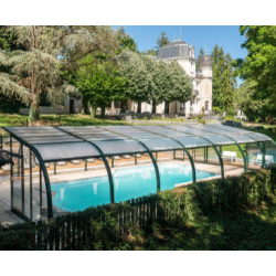 Mittelhohe Poolüberdachung Abrisol Tabarca Feste Veranda 12,9x550m